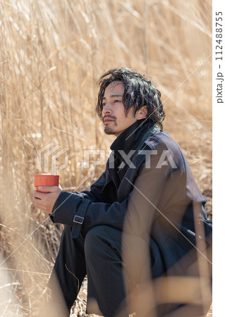 アウトドアをしている30代男性 112488755