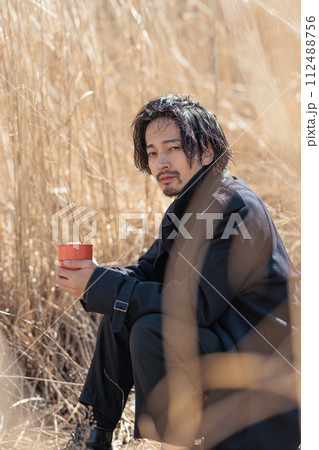 アウトドアをしている30代男性 112488756