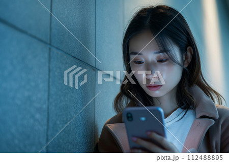 嫌なニュースを見て驚く女性 嫌なニュースを見て驚く女性 112488895