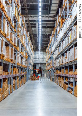 巨大棚に置かれたストック商品 巨大棚に置かれたストック商品 112489293