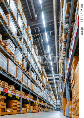 巨大棚に置かれたストック商品 112489300