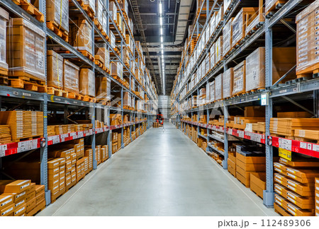 巨大棚に置かれたストック商品 112489306