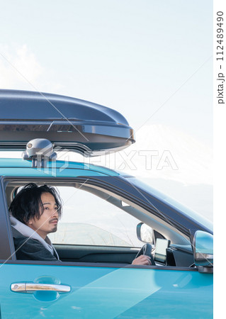 ドライブをする30代男性 112489490