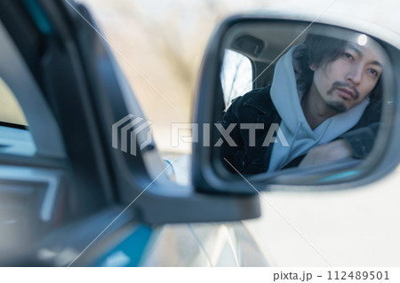 ドライブをする30代男性 ドライブをする30代男性 112489501