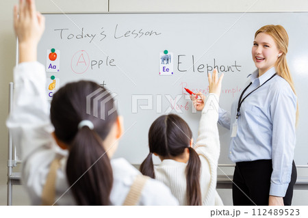 英会話講師と小学生　English conversation instructor 112489523