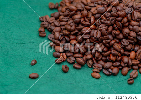 山盛りのコーヒー豆 緑の背景　b-1-1 ビビッド 112489536
