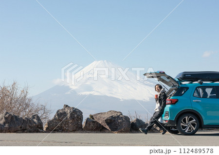 ドライブ中に駐車場で休んでいる30代男性 ドライブ中に駐車場で休んでいる30代男性 112489578