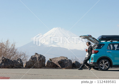 ドライブ中に駐車場で休んでいる30代男性 112489581