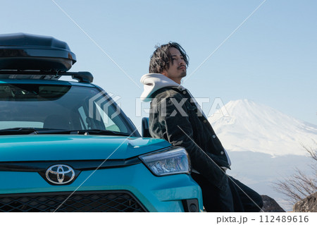 愛車と記念写真を撮る30代男性 愛車と記念写真を撮る30代男性 112489616