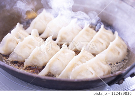 フライパンで餃子を焼く。 フライパンで餃子を焼く。 112489836