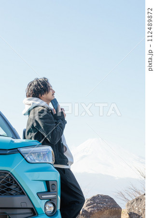ドライブ中にトラブルに遭い電話をかける30代男性 112489872