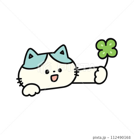四つ葉のクローバーを持ったかわいい猫 112490168