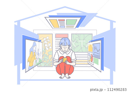 家の中で黄色のスマートフォンを見ている赤いズボンを履いた女性が、さまざまな画面を見て楽しんでいる 家の中で黄色のスマートフォンを見ている赤いズボンを履いた女性が、さまざまな画面を見て楽しんでいる 112490283