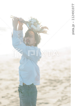 海辺に佇む白シャツを着た30代男性 112491077