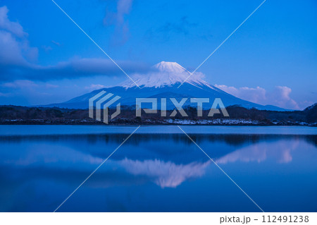 (山梨県)精進湖畔にて、雲が取れて顔を見せた富士山 夕景 (山梨県)精進湖畔にて、雲が取れて顔を見せた富士山 夕景 112491238