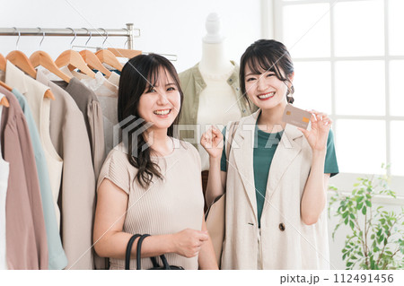 クレジットカードを使う女性（買い物・ショッピング・電子決済） 112491456