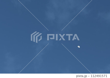 月齢8.2、夕暮れ迫る空に輝く上弦後の如月の月 月齢8.2、夕暮れ迫る空に輝く上弦後の如月の月 112491571