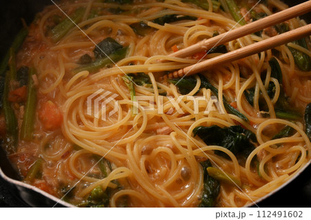 ツナとトマトとほうれん草のパスタ 112491602