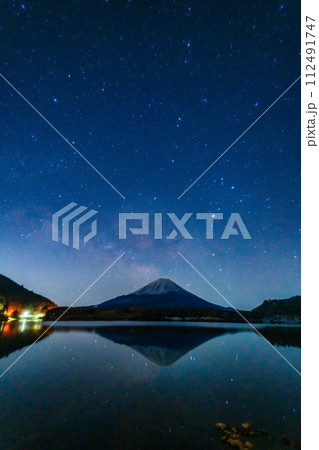 (山梨県)精進湖畔にて、富士山と天の川 (山梨県)精進湖畔にて、富士山と天の川 112491747
