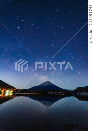 (山梨県)精進湖畔にて、富士山と天の川 (山梨県)精進湖畔にて、富士山と天の川 112491748