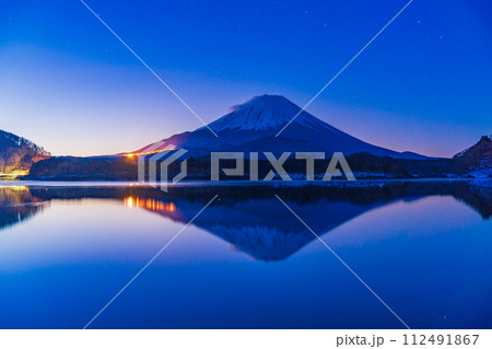 (山梨県)精進湖畔にて、富士山 夜明け前 (山梨県)精進湖畔にて、富士山 夜明け前 112491867