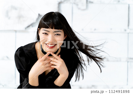 クールで上品な女性 112491898