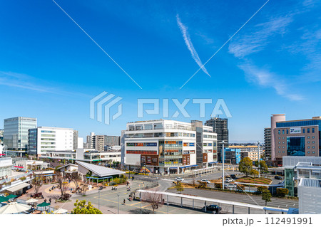 【神奈川県】綺麗な青空が広がる辻堂駅周辺の街並み 112491991