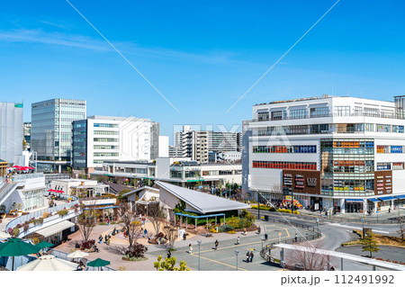 【神奈川県】綺麗な青空が広がる辻堂駅周辺の街並み 112491992