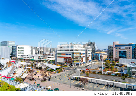 【神奈川県】綺麗な青空が広がる辻堂駅周辺の街並み 【神奈川県】綺麗な青空が広がる辻堂駅周辺の街並み 112491998