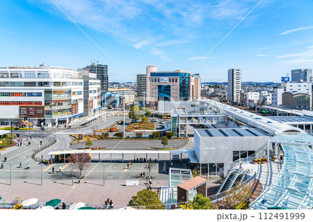 【神奈川県】綺麗な青空が広がる辻堂駅周辺の街並み 112491999
