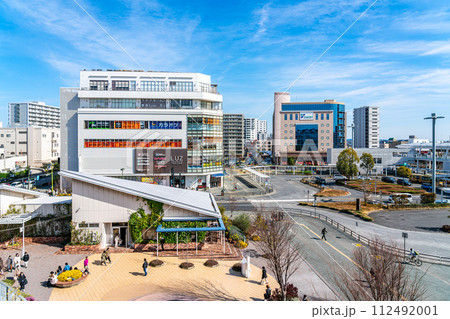 【神奈川県】綺麗な青空が広がる辻堂駅周辺の街並み 112492001