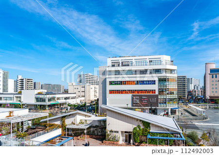 【神奈川県】綺麗な青空が広がる辻堂駅周辺の街並み 112492003