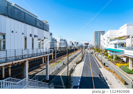 【神奈川県】綺麗な青空が広がる辻堂駅周辺の街並み 112492006