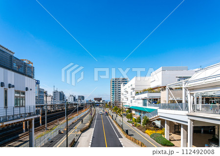 【神奈川県】綺麗な青空が広がる辻堂駅周辺の街並み 112492008