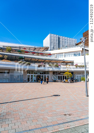 【神奈川県】綺麗な青空が広がる辻堂駅周辺の街並み 112492019