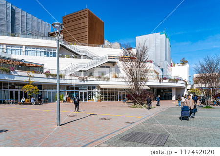 【神奈川県】綺麗な青空が広がる辻堂駅周辺の街並み 112492020