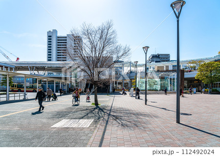 【神奈川県】綺麗な青空が広がる辻堂駅周辺の街並み 112492024