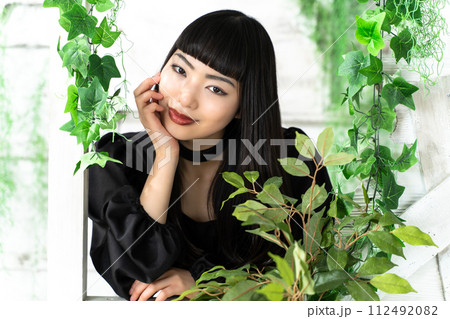 クールで上品な女性 112492082