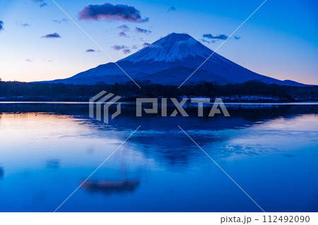 （山梨県）精進湖畔にて、富士山　夜明け前 112492090
