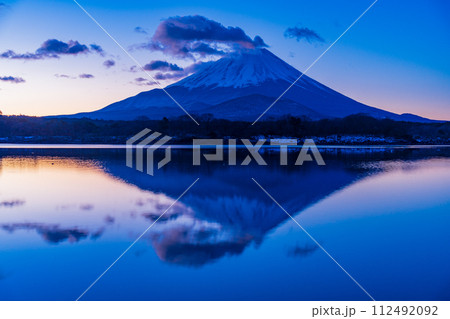 (山梨県)精進湖畔にて、富士山 夜明け前 (山梨県)精進湖畔にて、富士山 夜明け前 112492092