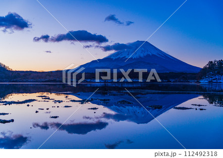 (山梨県)精進湖畔・湖面に映る朝焼け雲と富士山 (山梨県)精進湖畔・湖面に映る朝焼け雲と富士山 112492318