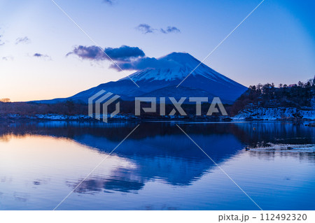 （山梨県）精進湖畔・湖面に映る朝焼け雲と富士山 112492320