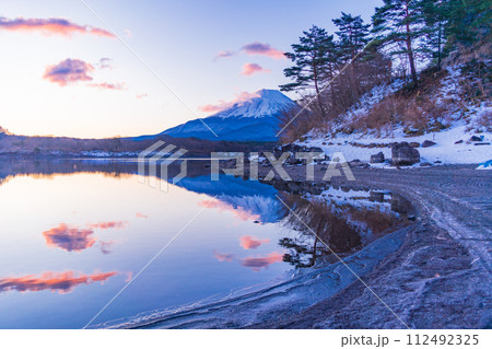 （山梨県）精進湖畔・湖面に映る朝焼け雲と富士山 112492325