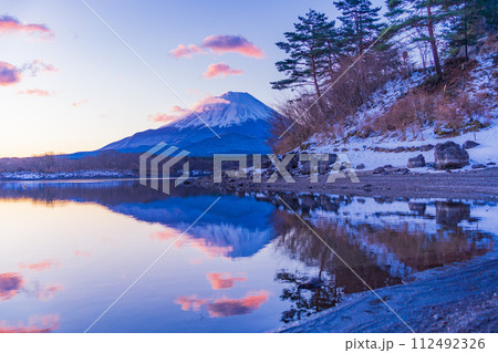 (山梨県)精進湖畔・湖面に映る朝焼け雲と富士山 (山梨県)精進湖畔・湖面に映る朝焼け雲と富士山 112492326