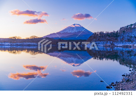 （山梨県）精進湖畔・湖面に映る朝焼け雲と富士山 112492331