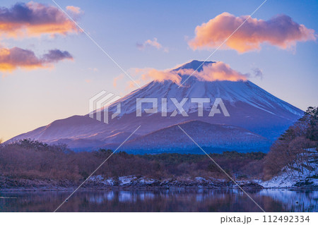 （山梨県）精進湖畔・湖面に映る朝焼け雲と富士山 112492334