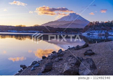 (山梨県)精進湖畔・湖面に映る朝焼け雲と富士山 (山梨県)精進湖畔・湖面に映る朝焼け雲と富士山 112492340