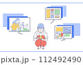 スマートフォンで遠方にいる男女と映像や資料を提示しながらオンラインで打ち合わせをする女性のイラスト 112492490