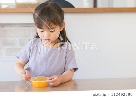 おやつを食べる幼児 112492596