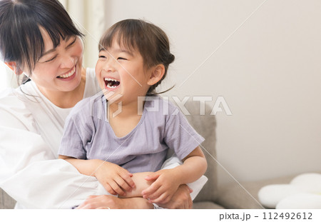 笑顔の親子 112492612